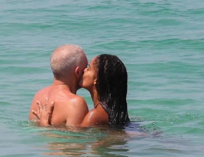 Папарацци сделали несколько фото любовных утех Венсана Касселя и его молодой подружки Нары Баптиста на пляже Бразилии. Топ фото красотки Нары, которая любит, чтобы её хватали за грудь не только мужчины